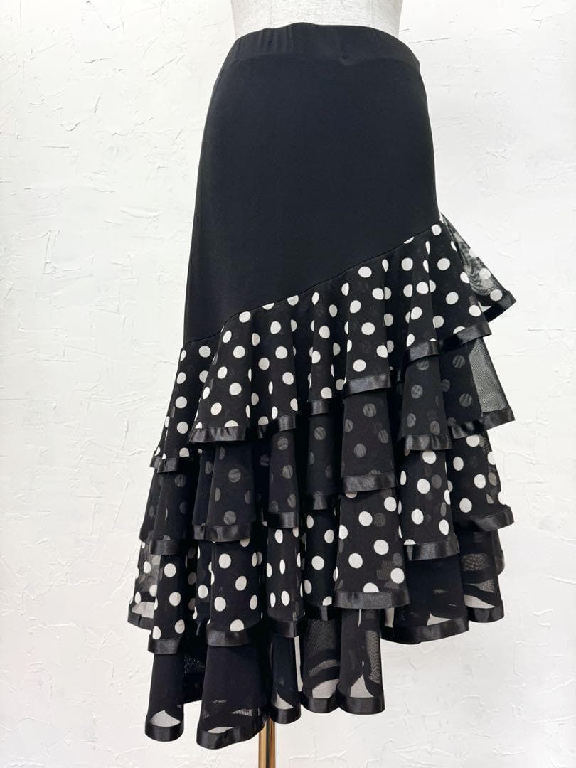 【水玉】新品　段々フリル　裾サテンテープ　ラテンスカート黒白ｍ210 水玉】新品 段々フリル 裾サテンテープ ラテンスカート黒白m210