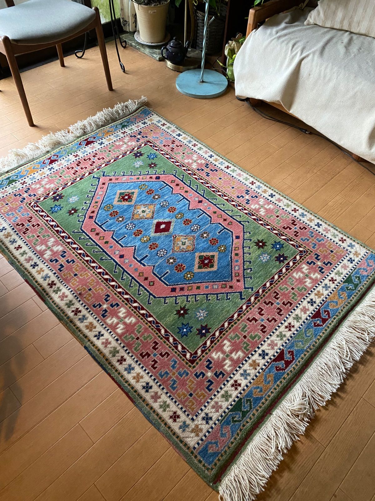 初めてのトルコ絨毯にもお勧め どんな家具にも合うエーゲ海沿いユントダ―のふわふわ絨毯 シュメル工房製コーカサス柄 MARWIL-DEMENAGEMENTS_CH