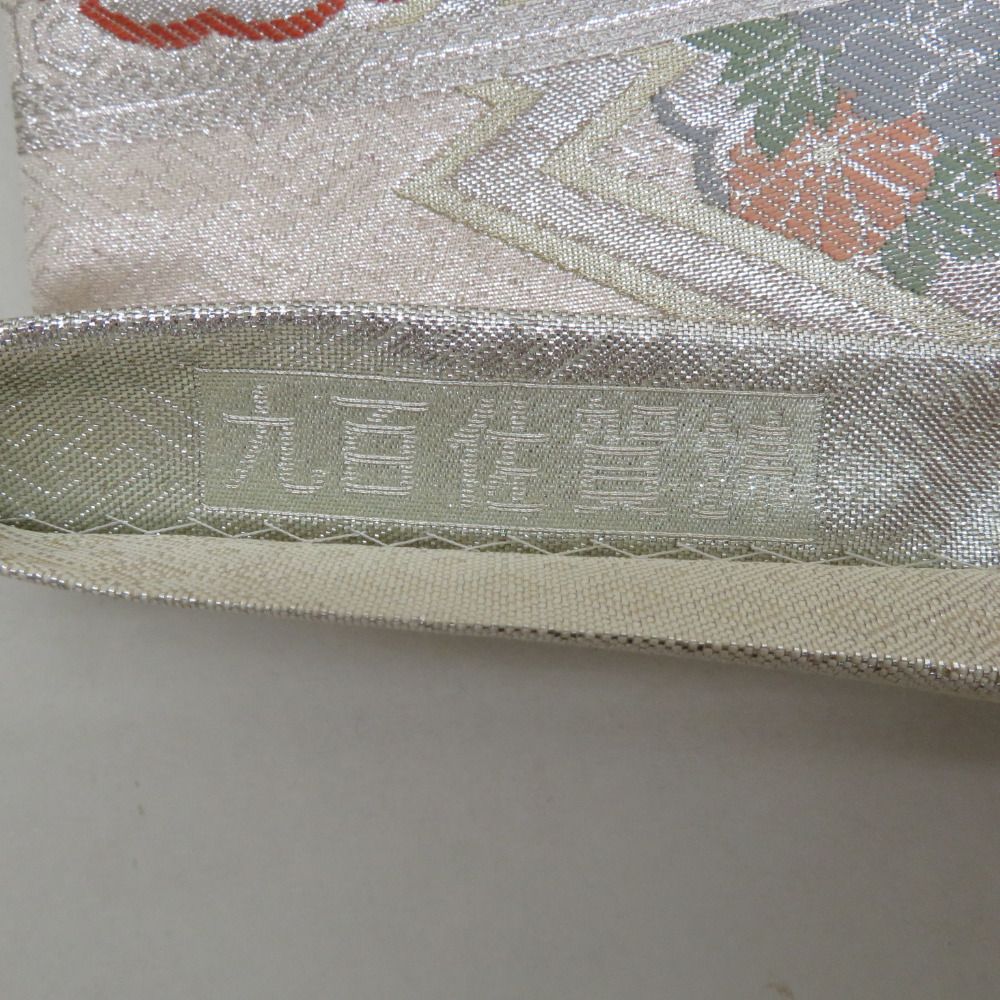 袋帯 九百佐賀錦 花ごよみ都乃宴 銀糸 雪輪に花々など シルバー系  銀色ｘ薄インク色ｘ多色  正絹 仕立て上がり 長さ448cm 【キモノオフ野々市若松店】 袋帯 九百佐賀錦 花ごよみ都乃宴 銀糸 雪輪に花々など シルバー系 銀色