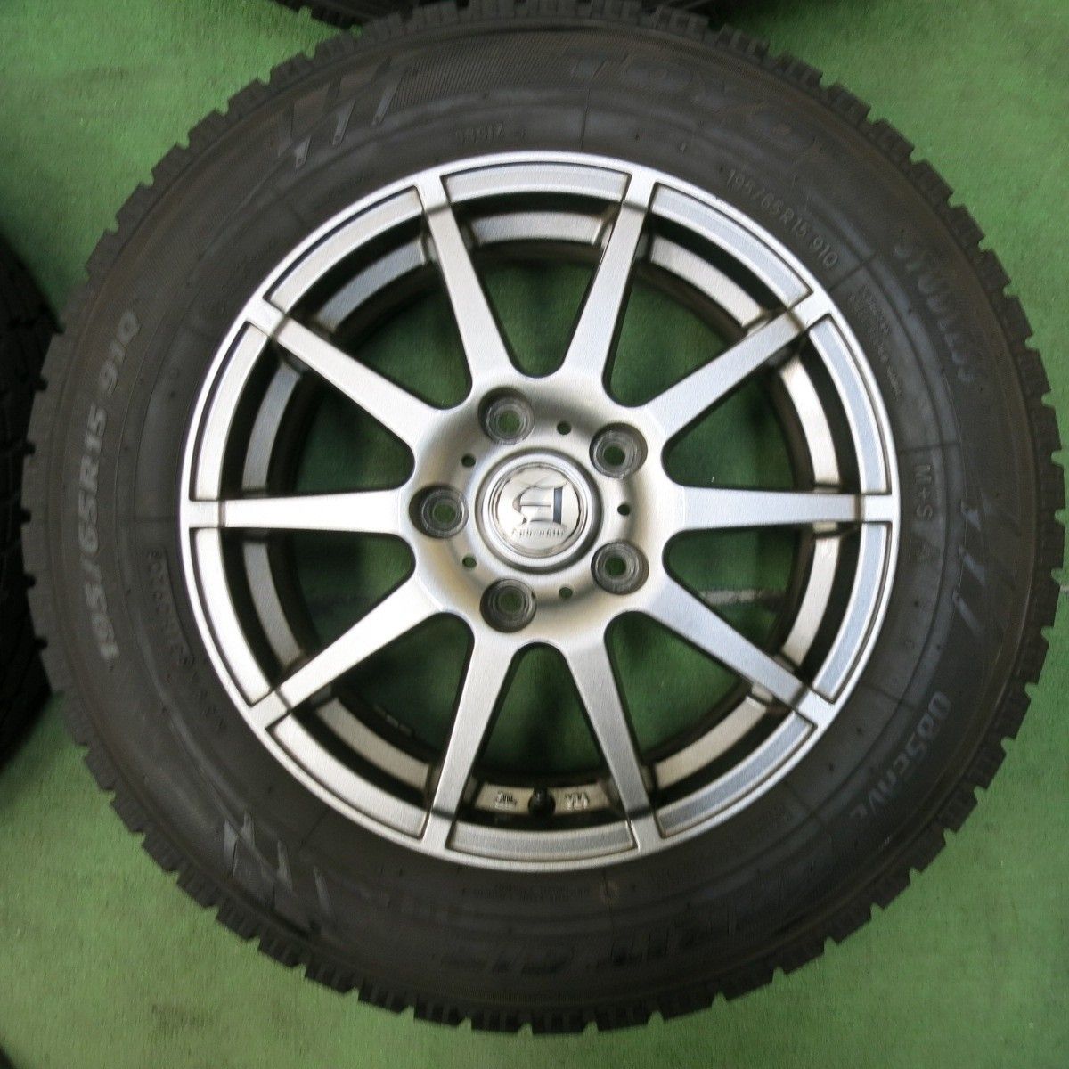 バリ溝！24年！ほぼ10分☆プリウス 等 195/65R15 スタッドレス