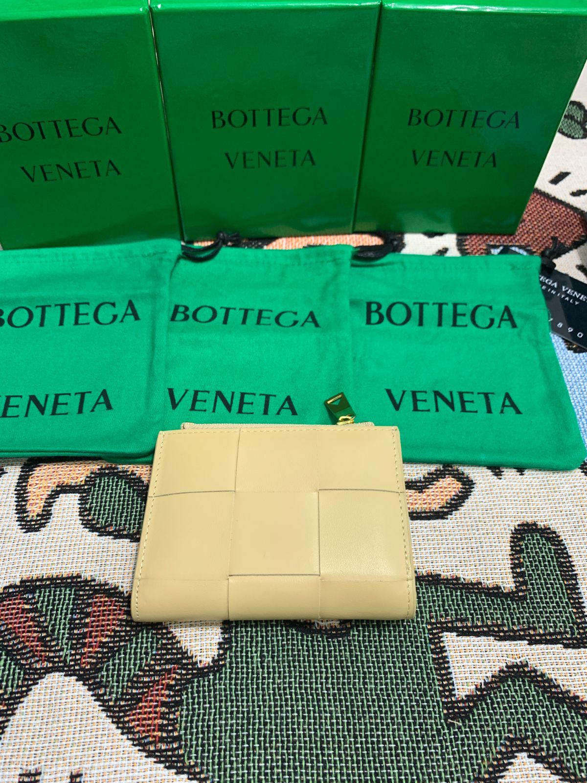 大人気!💕 実物【希少】BOTTEGA VENETA ボッテガヴェネタ　二つ折り財布 小銭入れ 早い者勝ち【箱付き】