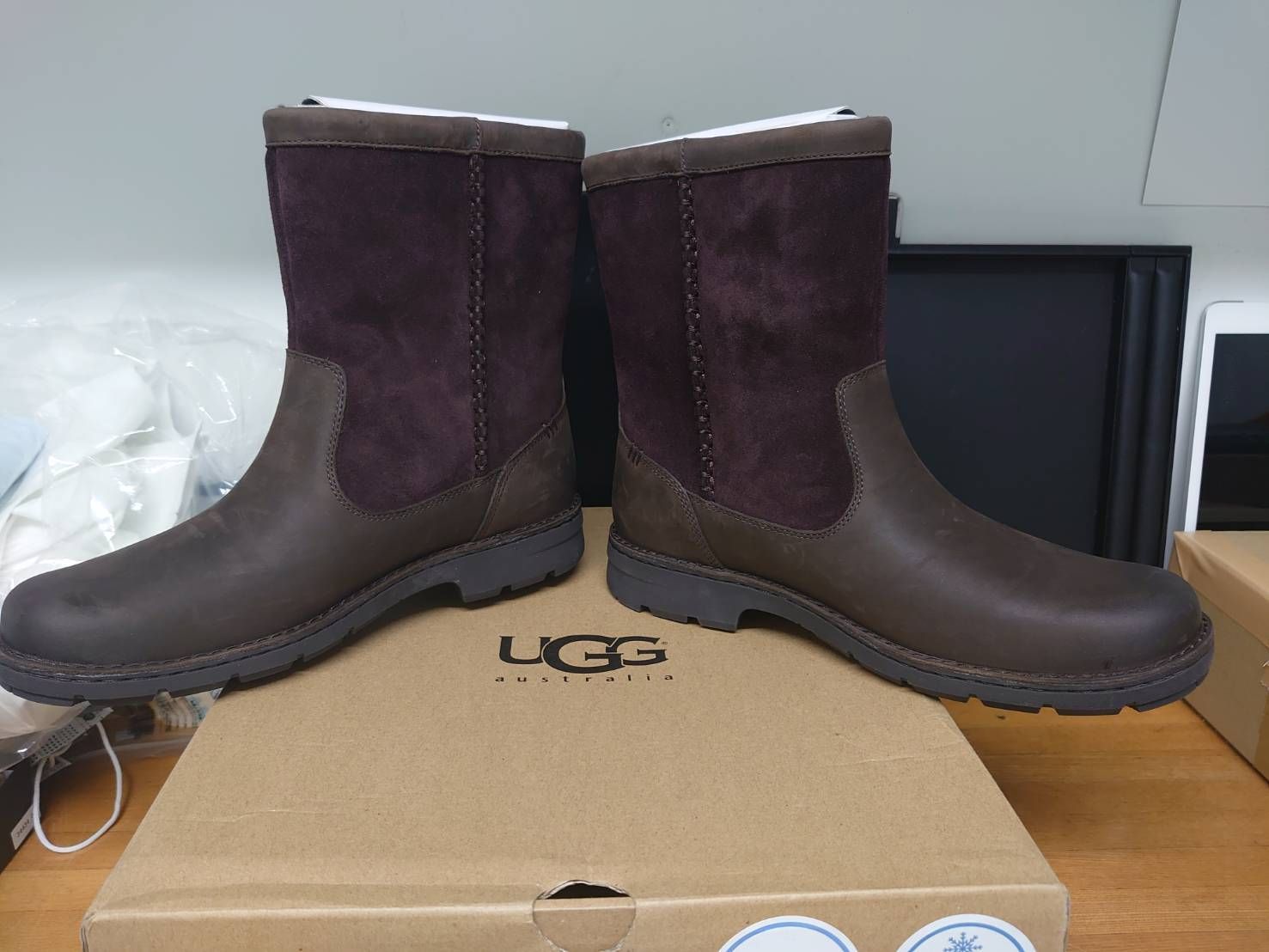 ● UGG