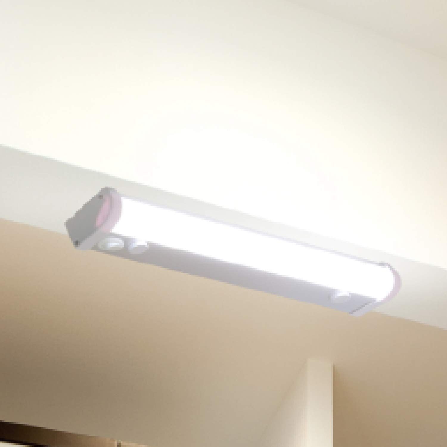 【人気商品】LEDライト 近接センサー 照明器具 工事不要 多目的灯 電源プラグ付き キッチンライト 460lm LED (幅35.4cm) [山善] LT-C05N