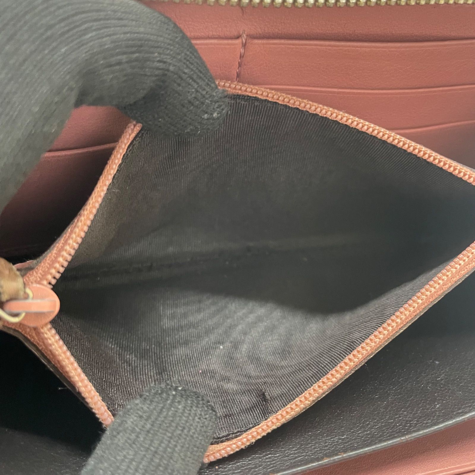 1475 グッチ 長財布 シマレザー ピンク チャーム付き ラウンドファスナー 1475 GUCCI グッチ 長財布 シマレザー ピンク チャーム付き
