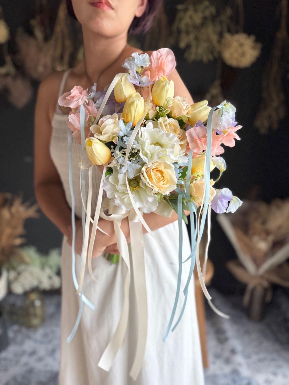 白アネモネ×サーモンピンク×水色クラッチブーケ