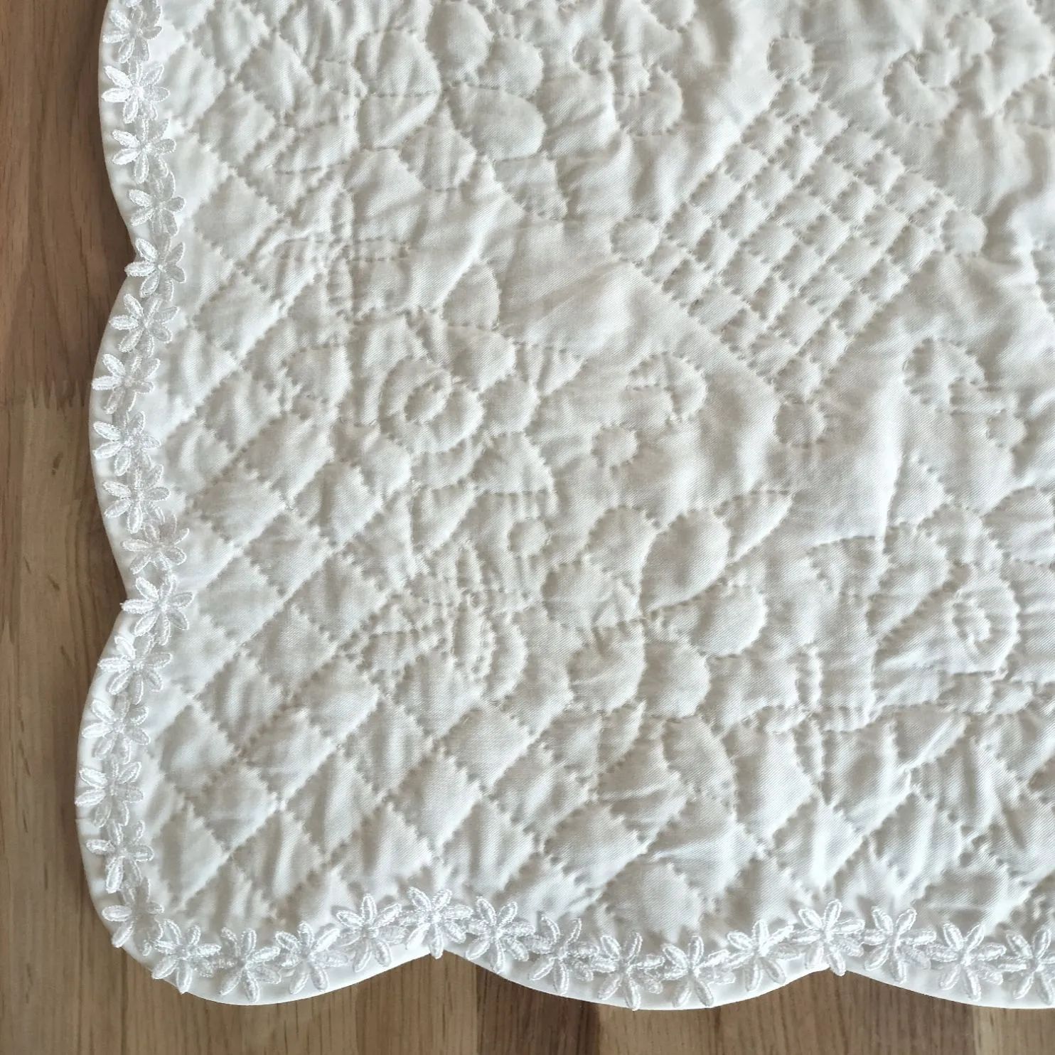 ハンドメイドホワイトキルトのタペストリー ハンドメイドホワイトキルトのタペストリー約102cm× 91cm