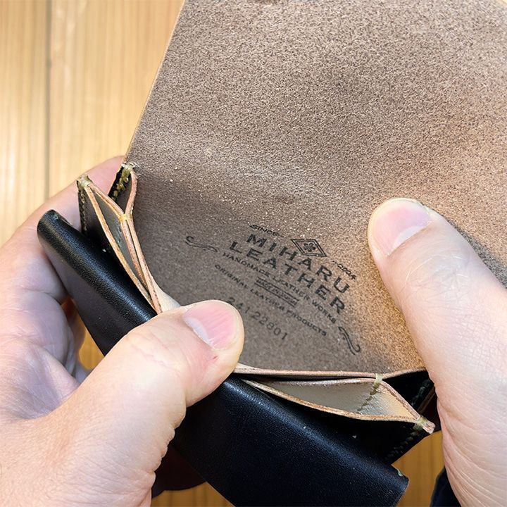 昭南本ヌメ 丘染めブラック（茶芯）ショートトラッカーウォレット