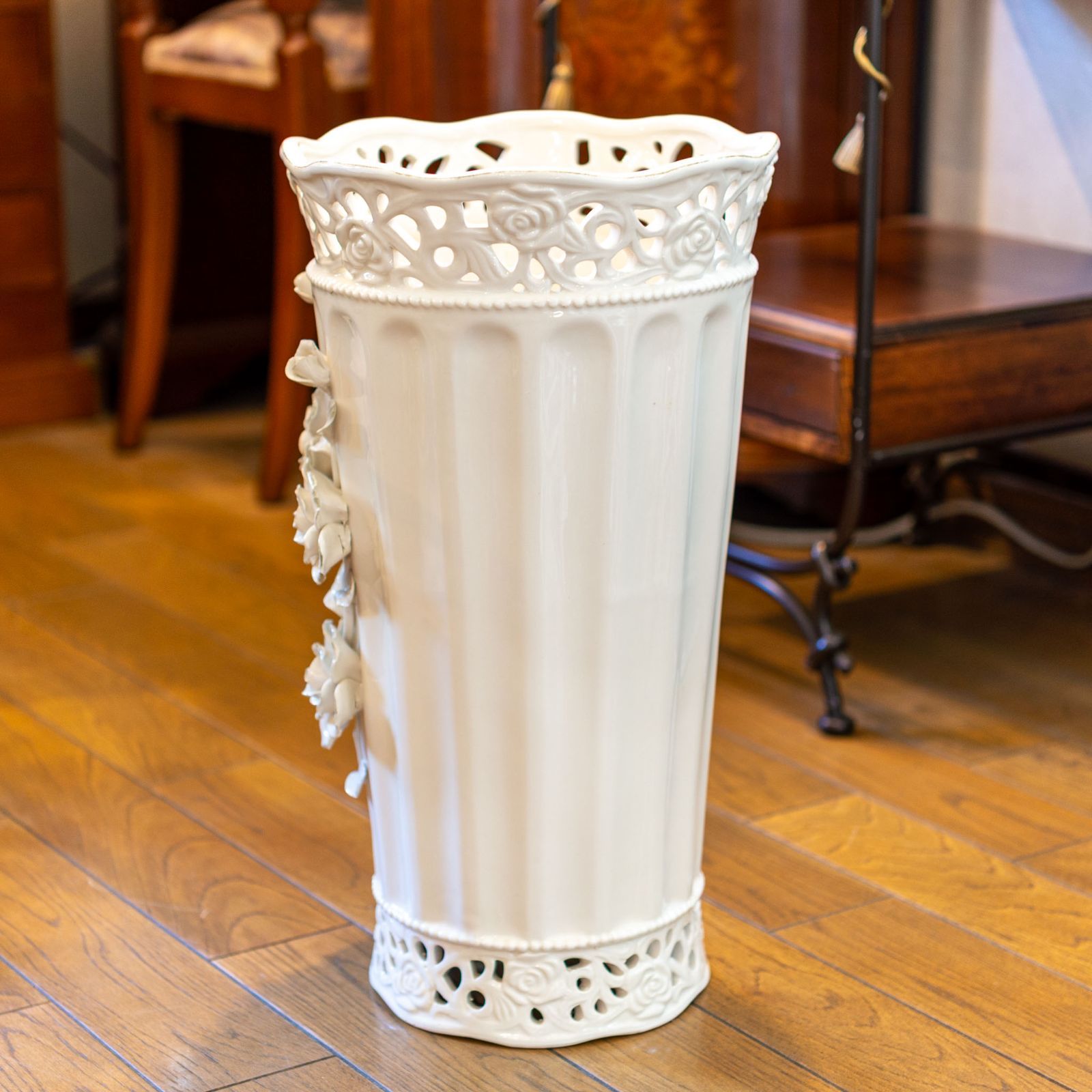 学びの多い 陶器製 ローズ陶花付き傘立て アンブレラスタンド セール商品再値下げ中。