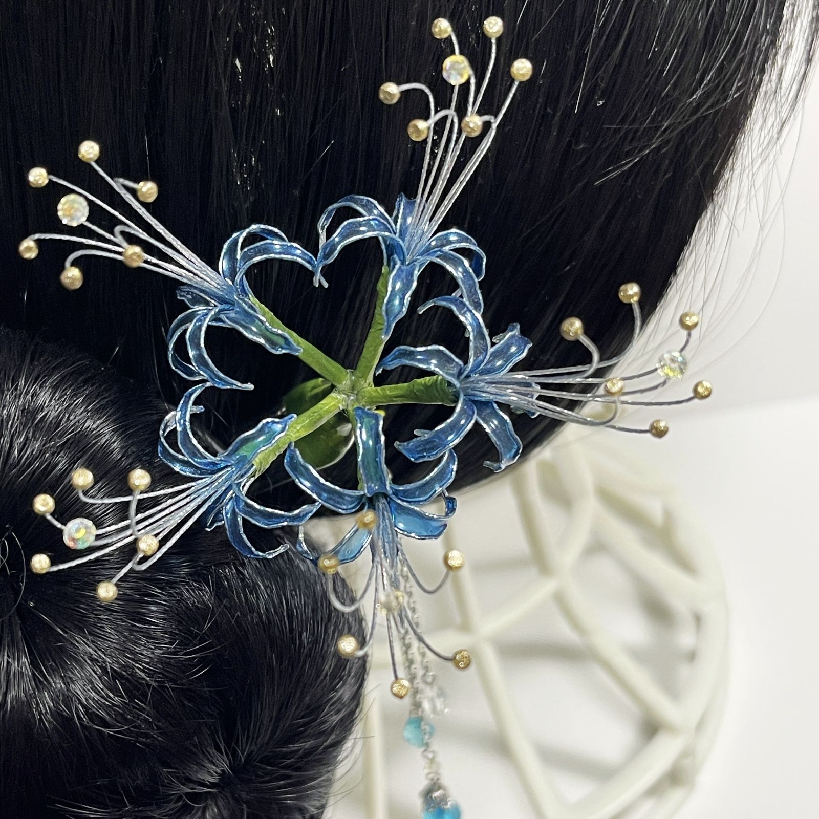 蝶が舞う百合のワイヤーフレーム【白×黄緑・インテリア・シルバー