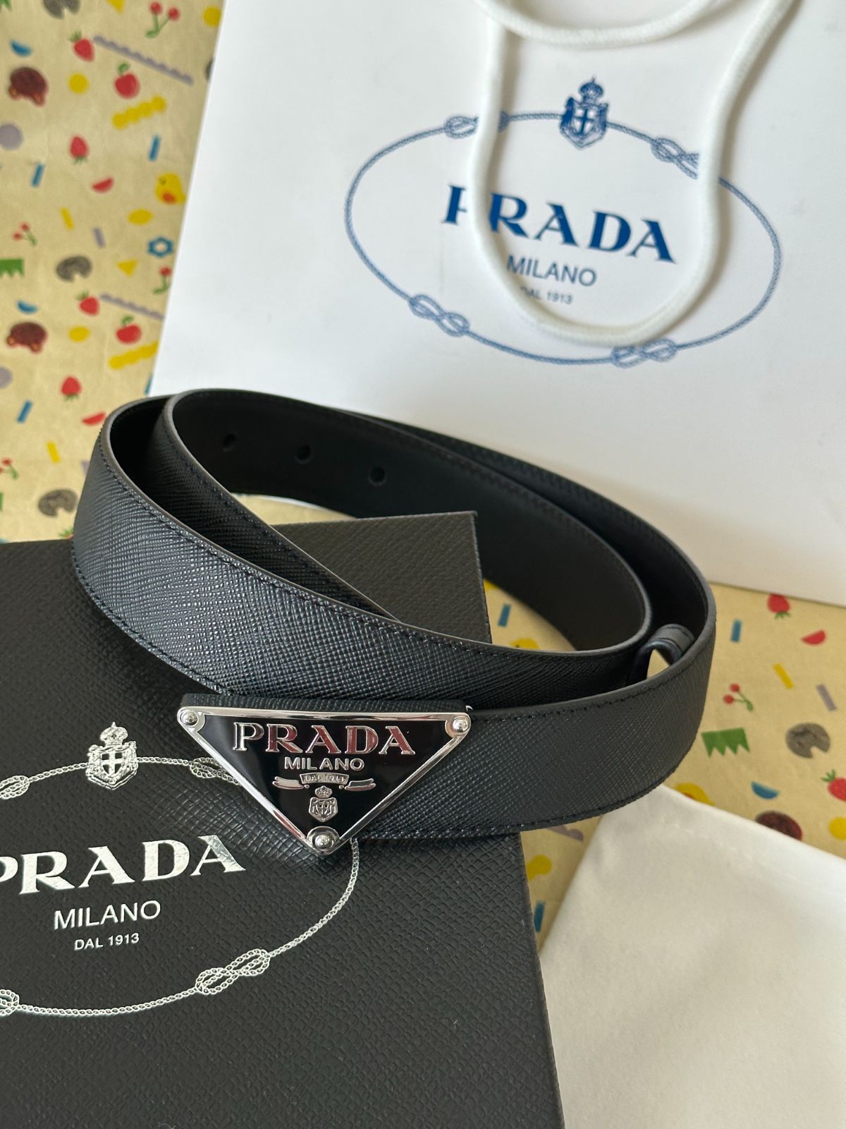 PRADAロゴプレート ベルト PRADA ブラックレザーベルト ロゴプレート付き - メルカリ