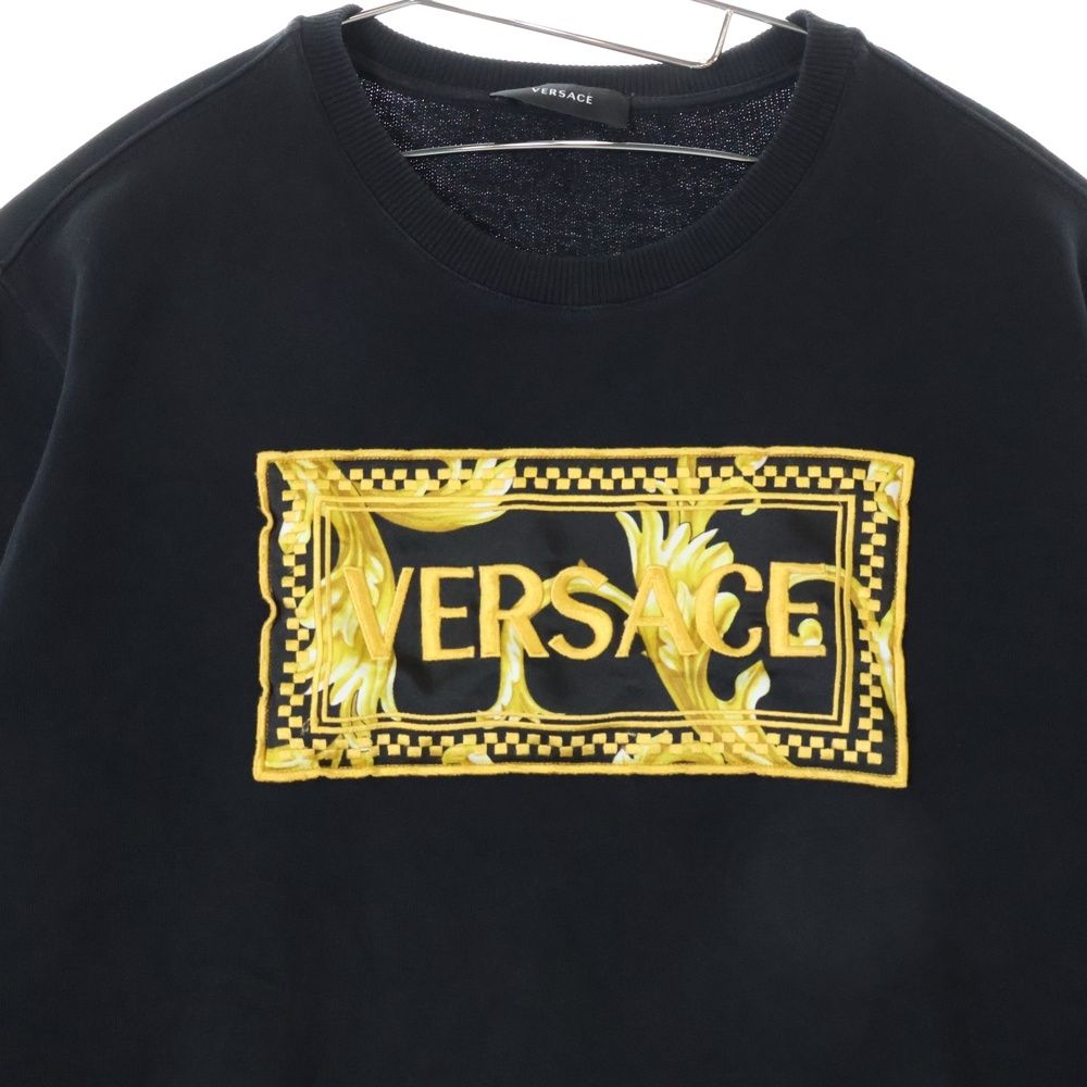 VERSACE ゴールドロゴ トレーナー VERSACE (ヴェルサーチ) フロント ロゴ刺繍 コットン クルー