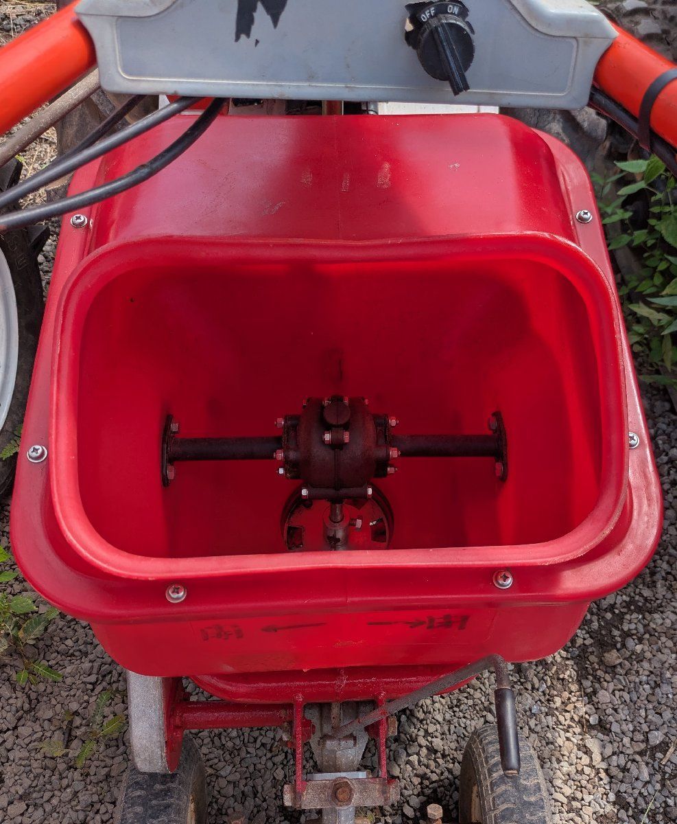 クボタ ガソリンエンジン管理機T1-65です。肥料散布用仕様 クボタ ガソリンエンジン管理機T1-65です。肥料散布用仕様