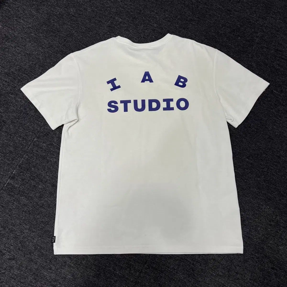 雷市場（ポンジャン）商品韓国直送】IAB Studio(アイエービースタジオ) 半袖Tシャツ - メルカリ