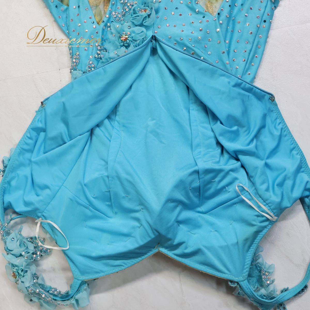 【社交ダンス衣装】ブルー ワンピース ドレス 水色 花柄 ゴールド 高級感 上品 ボリューム 綺麗 かわいい デモ 競技用 ダンス 社交ダンス衣装】ブルー ワンピース ドレス 水色 花柄 ゴールド