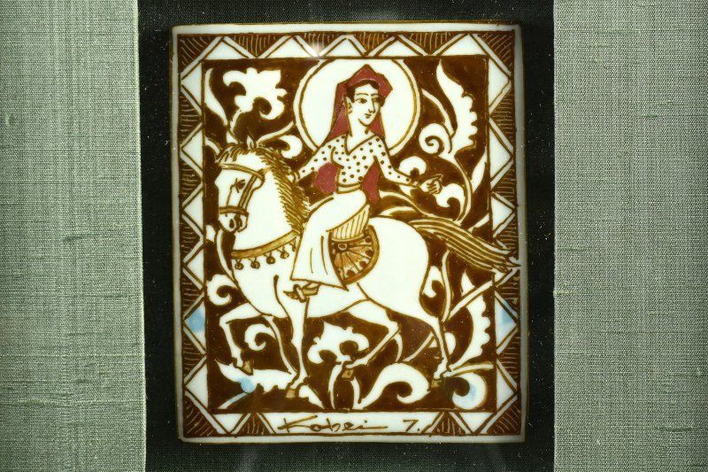 蔵A5505b 七代 加藤幸兵衛 ラスター彩騎馬人物文 陶額