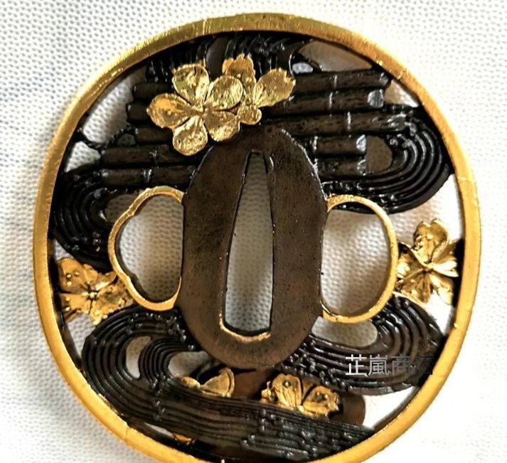 透かし彫りの花図