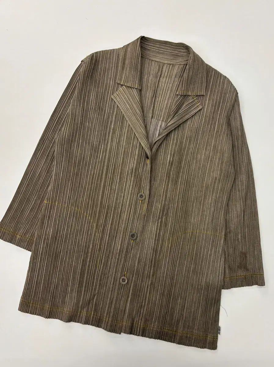 Issey Miyake ISSEY MIYAKE(イッセイミヤケ) オリーブカーキ PLEATS