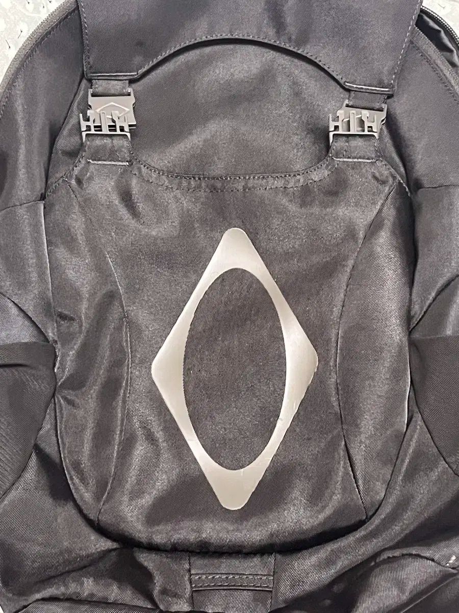 ミミスチーフ バックル フラップ バックパック バッグ ブラック