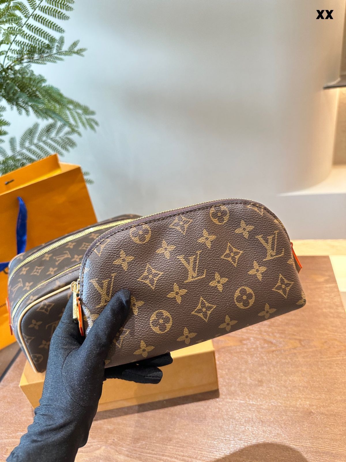 今日特価】LV Fashion Makeup Pouch - ルイ・ヴィトン