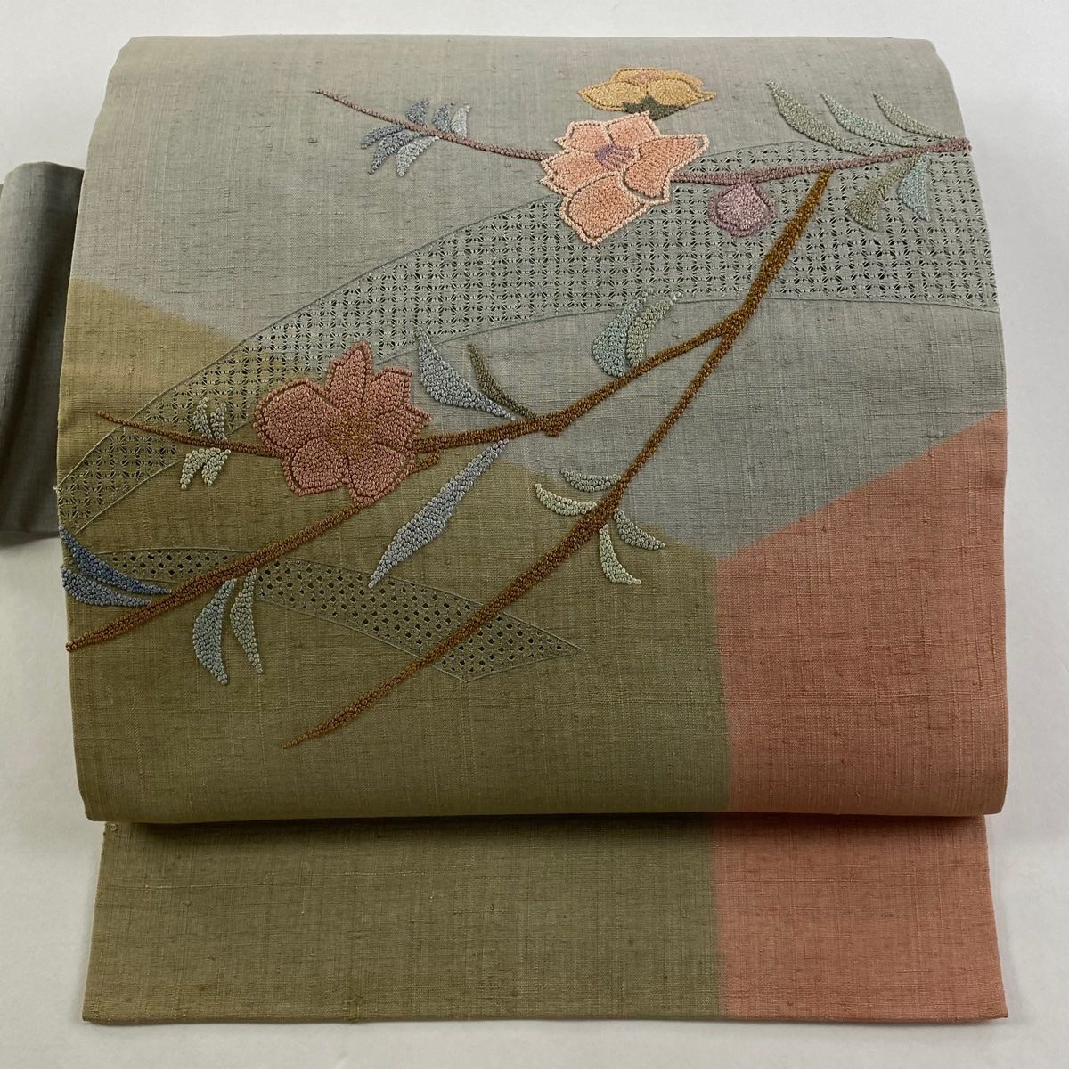 名古屋帯 秀品 紬地 椿 刺繍 灰緑 正絹