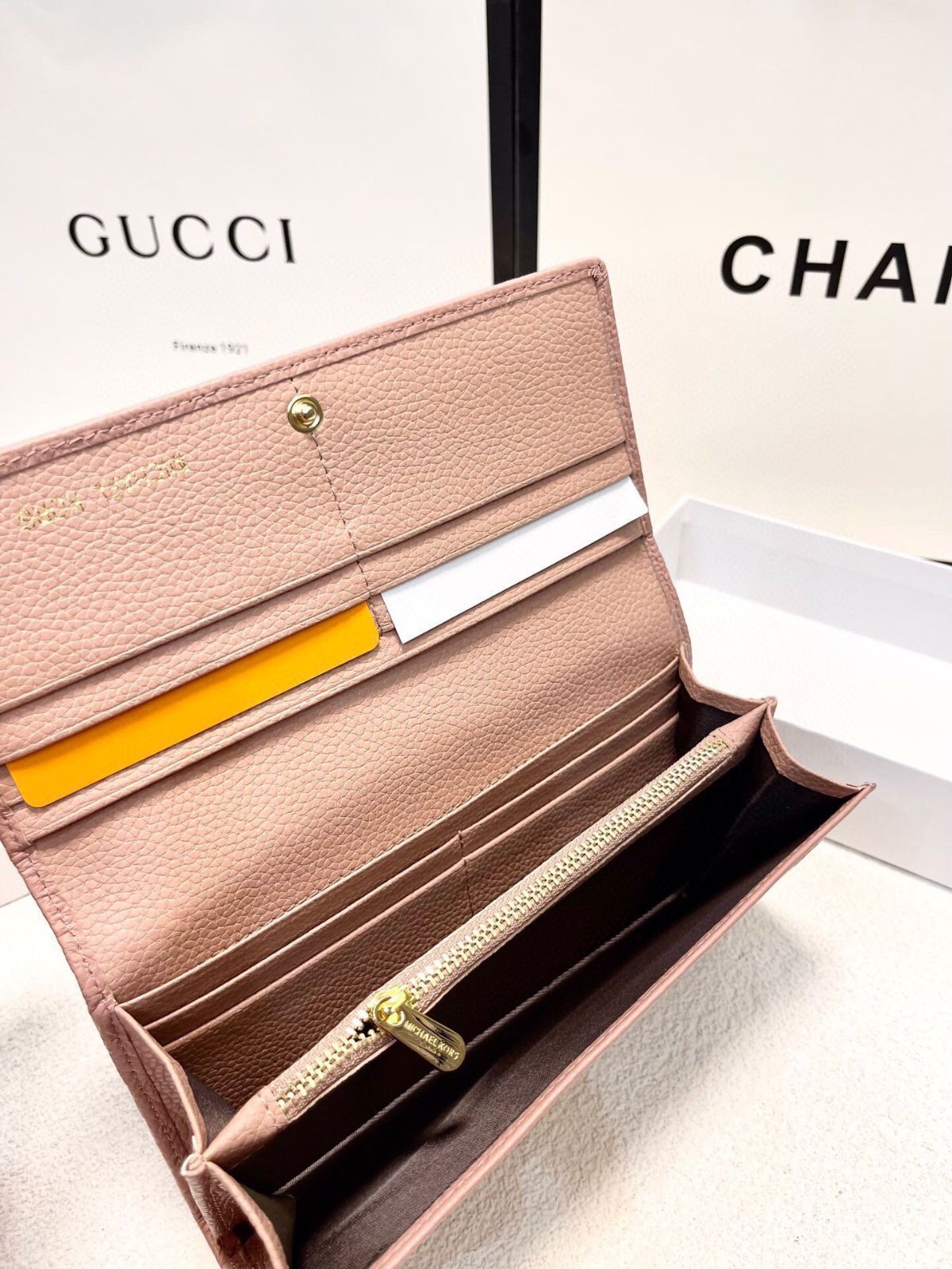 各種消費カードの伝票など 頭層の牛革を採用し