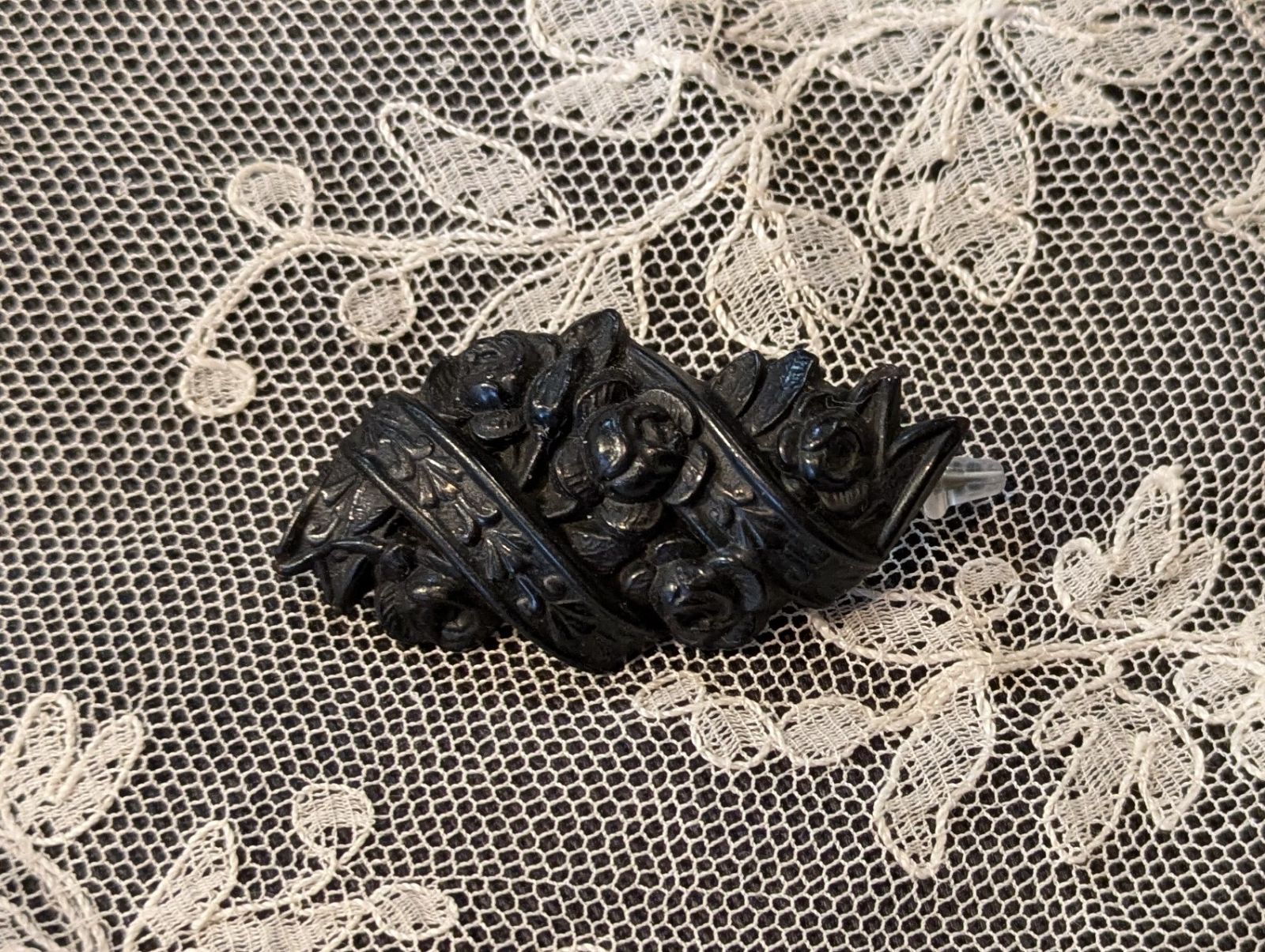 イギリスアンティークジェットのブローチ モーニングジュエリー