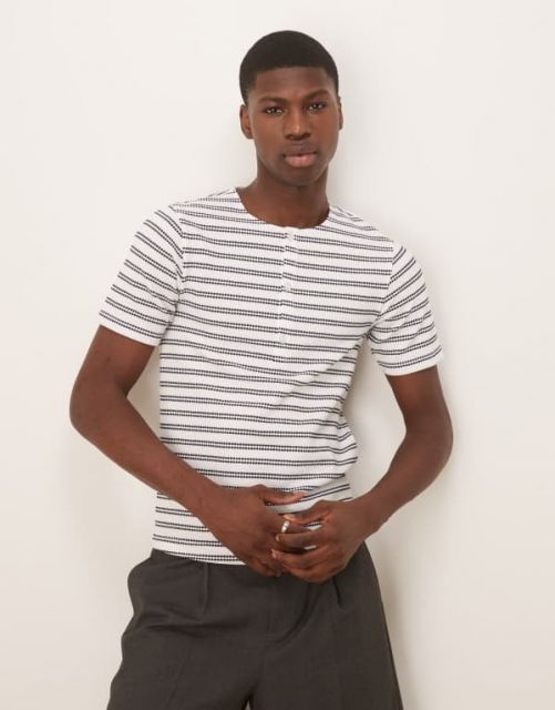 【送料無料】 エイソス メンズ Tシャツ トップス ASOS DESIGN muscle fit striped t-shirt with granddad neck in white WHITE