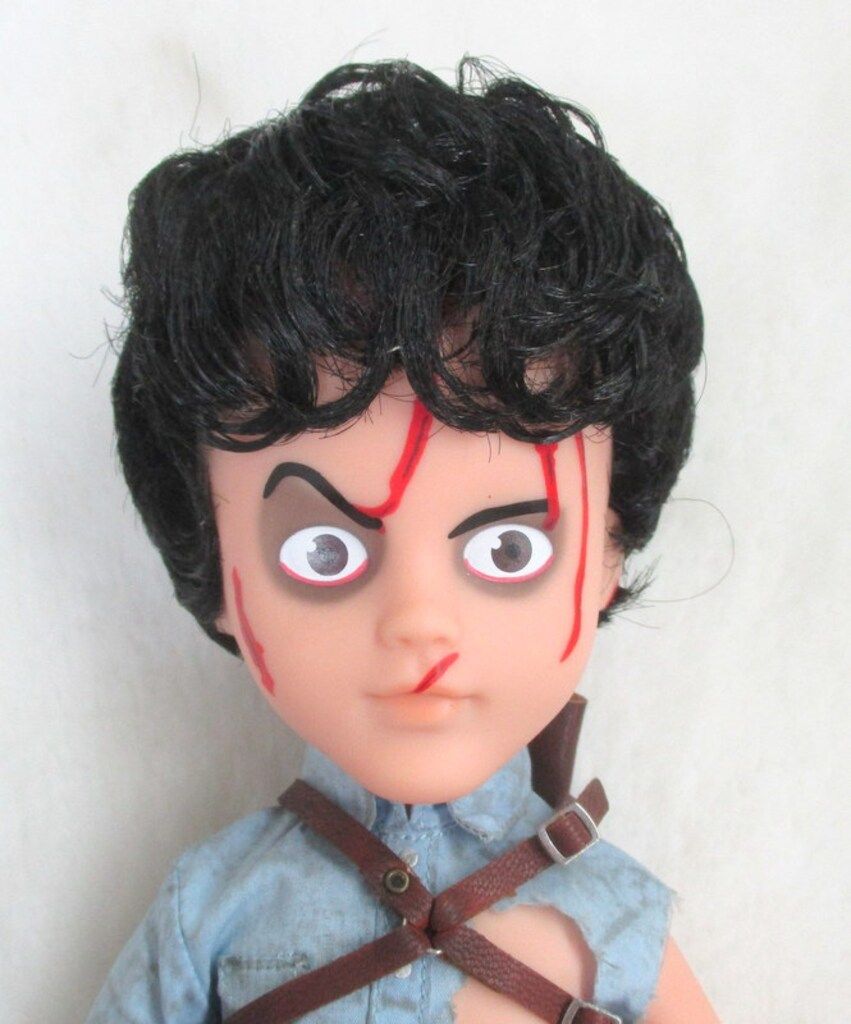 リビングデッドドールズ 死霊のはらわた アッシュ Amazon.com: Living Dead Dolls Evil Dead 2 Ash Doll : Toys