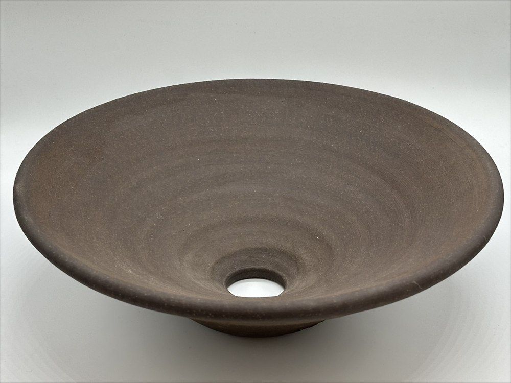 となります 美濃焼 真山窯 陶器 手洗鉢 炭化黒焼き締め 中型 31×H11cm 金具付き 経済産業省受賞 陶工職人の手作りによって作られてます