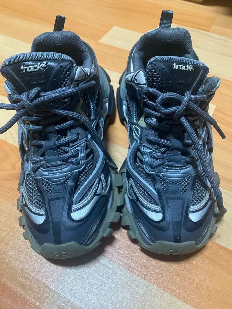 BALENCIAGA バレンシアガ トラック 2