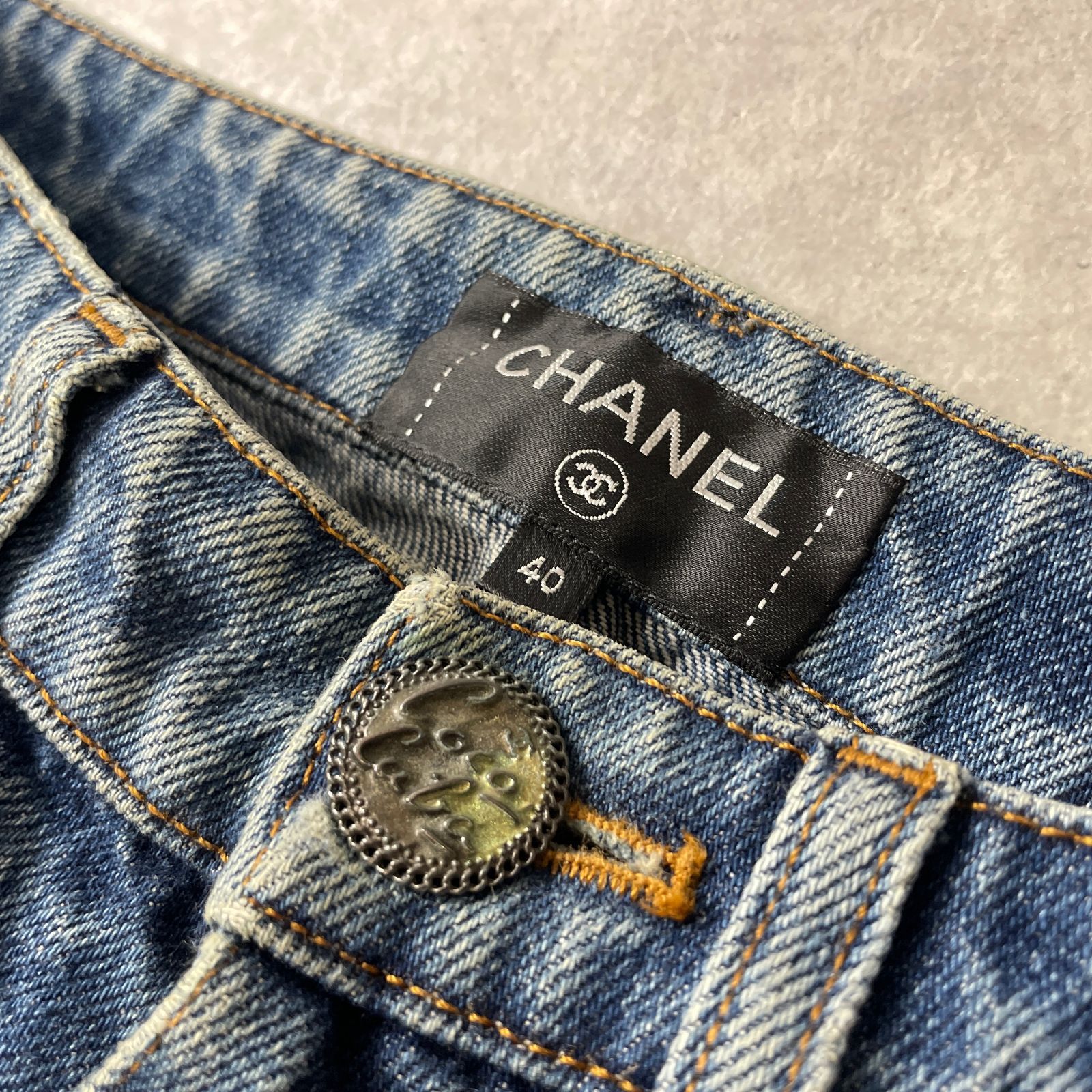 CHANEL ストレートデニムパンツ ココマークボタン CHANEL COCOマーク ボタン ストレート デニムパンツ ITALY製 シャネル