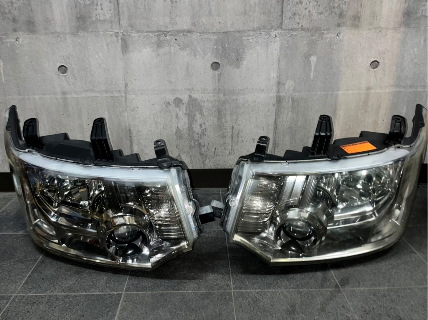 A-2 早い者勝ち デリカD5 ヘッドライト(バラスト・電球付き） 美