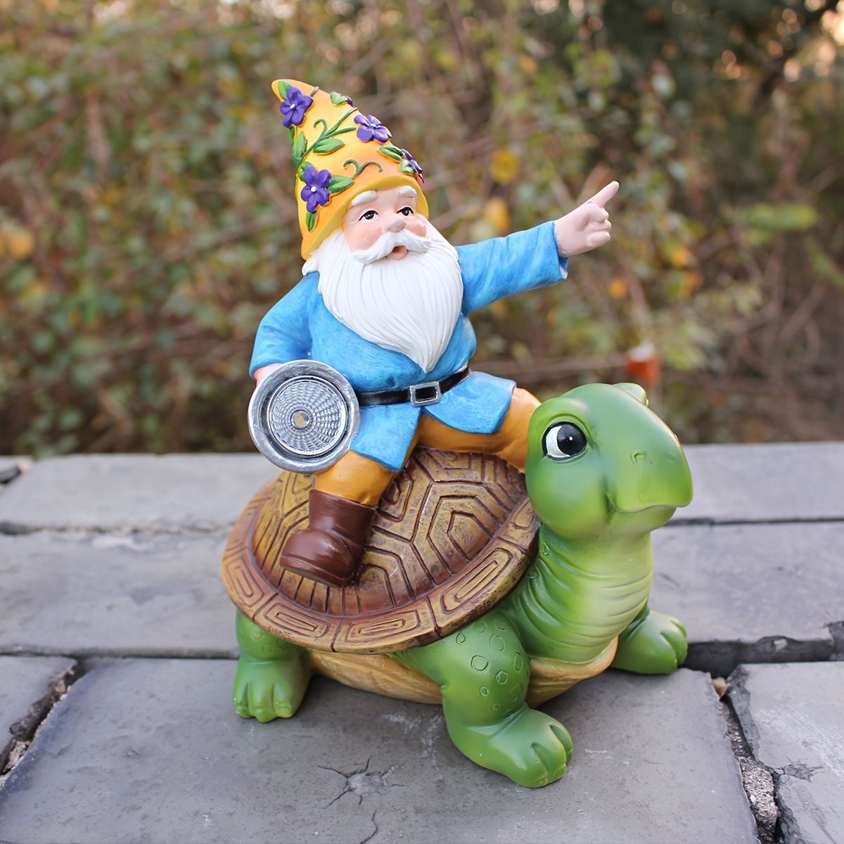 カメの上に乗っている小人