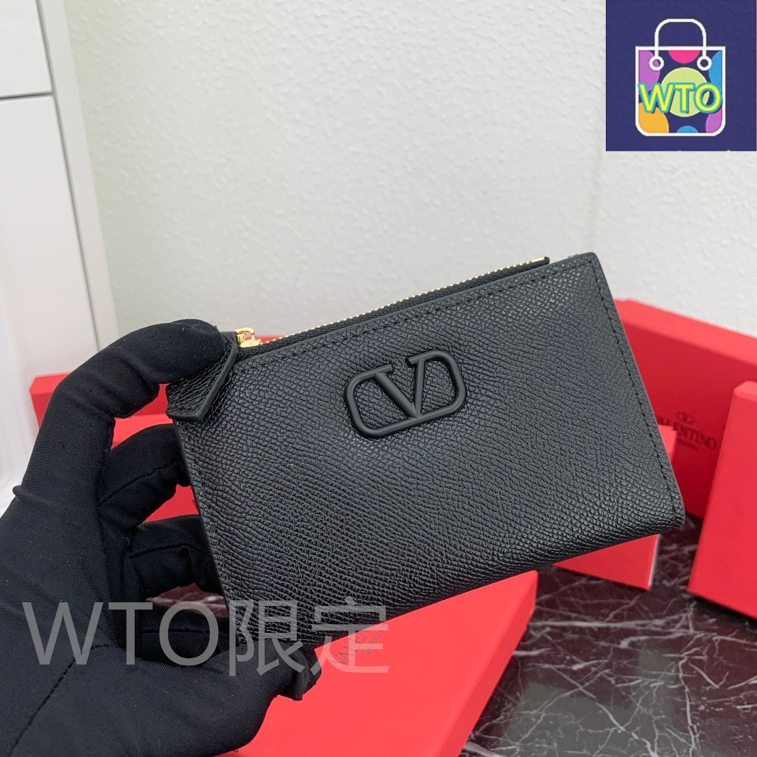 今日 Valentino ショートウォレット ブラック ピンク グリーン スカイブルー レッド イエロー レザー使用 コンパクトで実用的なデザイン