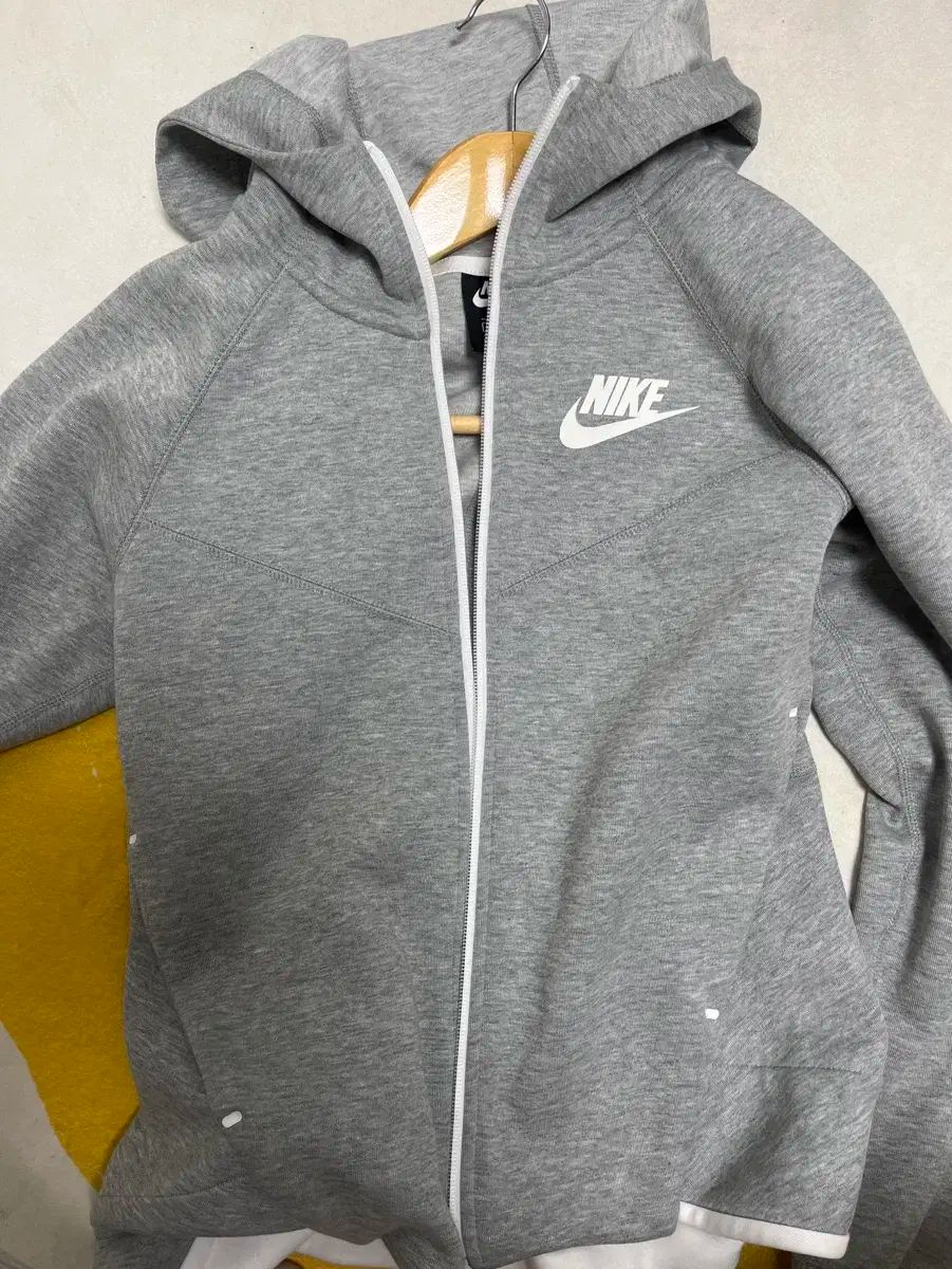 ナイキ フードジップアップ グレー XXL 新品 良い NIKE（ナイキ