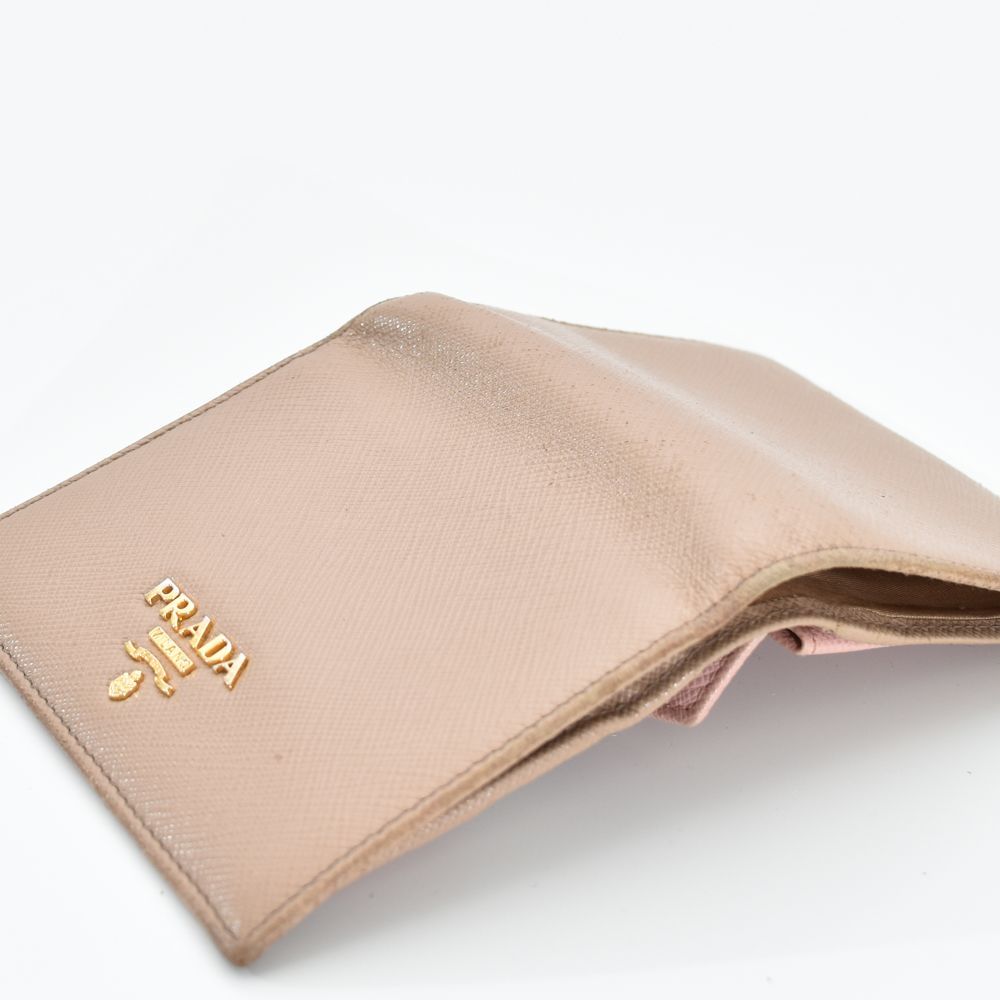 中古USED PRADA 財布 2つ折り1MV204 サフィアーノ 153106 中古USED PRADA 財布 2つ折り1MV204 サフィアーノ 153106 - メルカリ