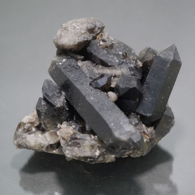 モリオン クラスター / ケアンゴーム クラスター チベット産 黒水晶 1点物 魔除け 除障石 破邪 浄化 （約611ｇ）/ 天然石・置き物
