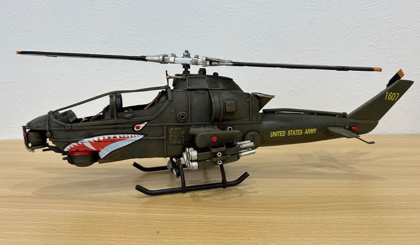 AH-1 コブラ　ブリキ製ヘリコプター　アメリカン AH-1 コブラ ブリキ製ヘリコプター アメリカン ICM 1/32スケール新