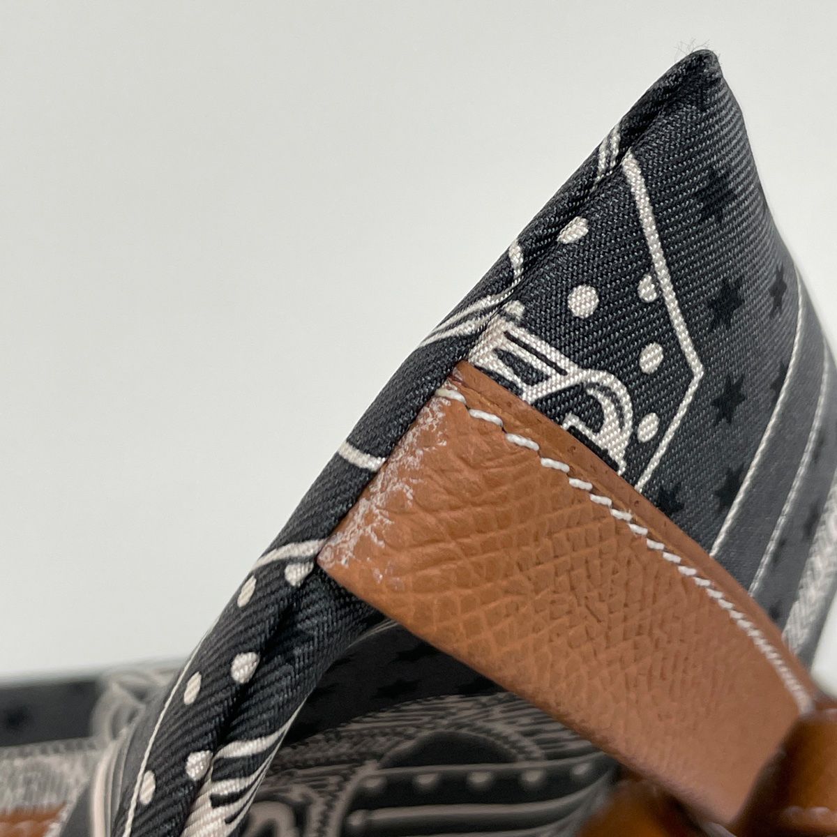 エルメス HERMES アヴェックソワ ポケット コンパクト バッグチャーム ポーチ シルク グリ ミスティ ゴールド レディース DECORATOM_COM_BR