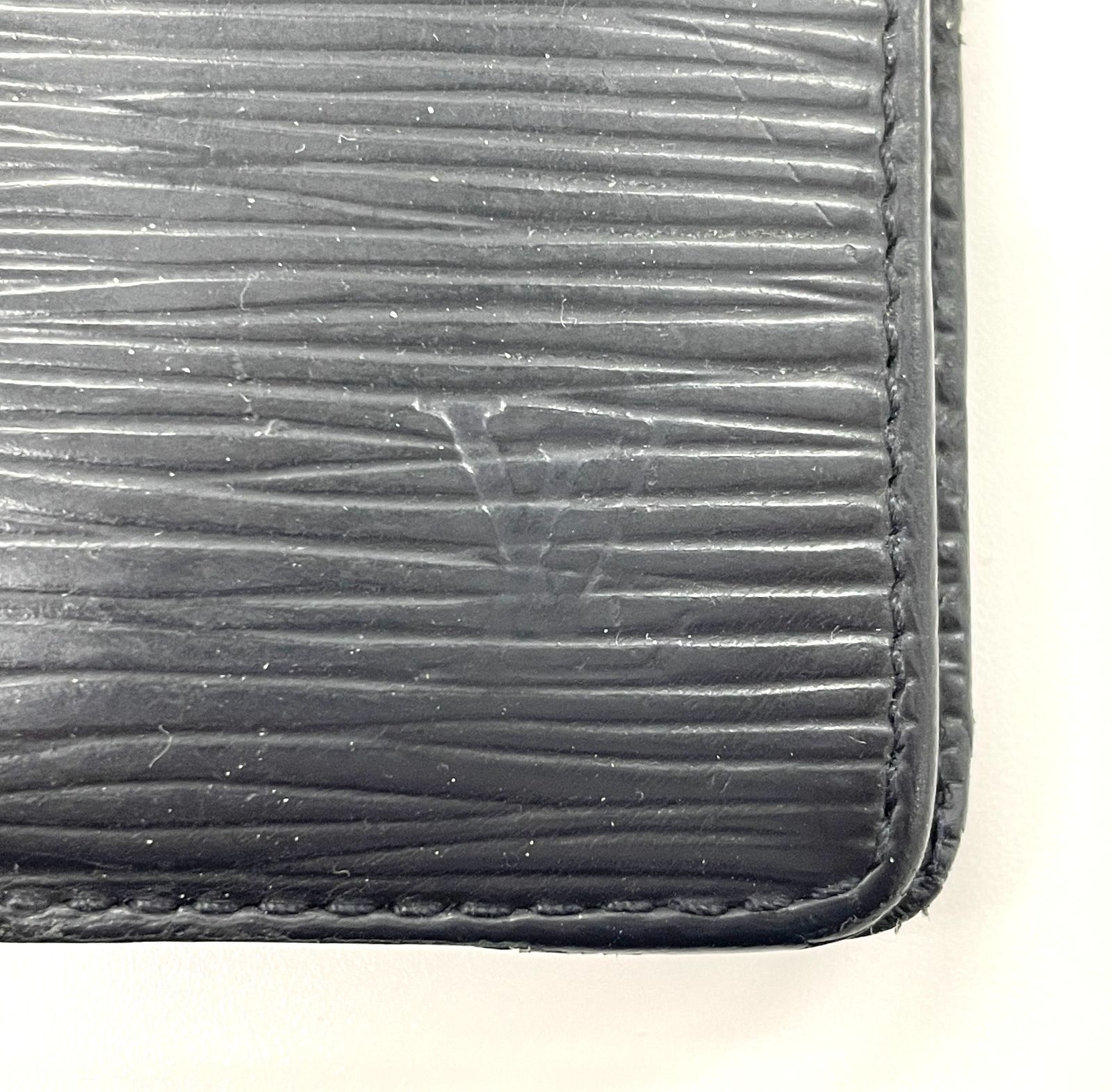 ルイヴィトン エピ ポルト ビエ・6カルト クレディ 二つ折り財布