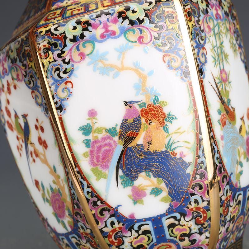 乾隆琺瑯彩六方瓶 景徳鎮 陶磁器 装飾品 現代工芸品 美術品 置物 乾隆琺瑯彩六方瓶 景徳鎮 陶磁器 装飾品 工芸品 美術品 置物