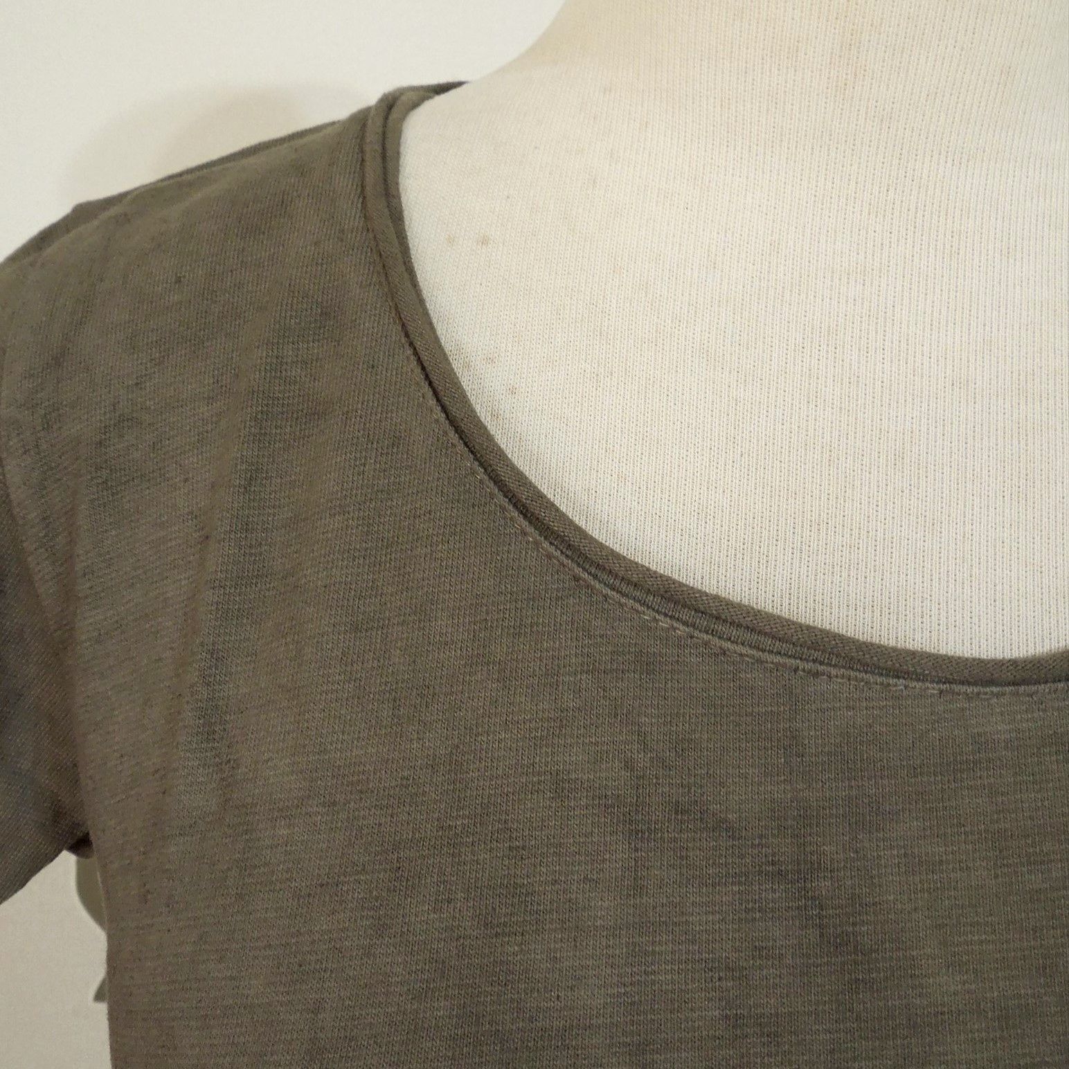 asana ヘンプコットン スリムTee・草木染め麻墨グレー asana ヘンプコットン 薄手 ギャザー Tee・草木染め【パヤカ