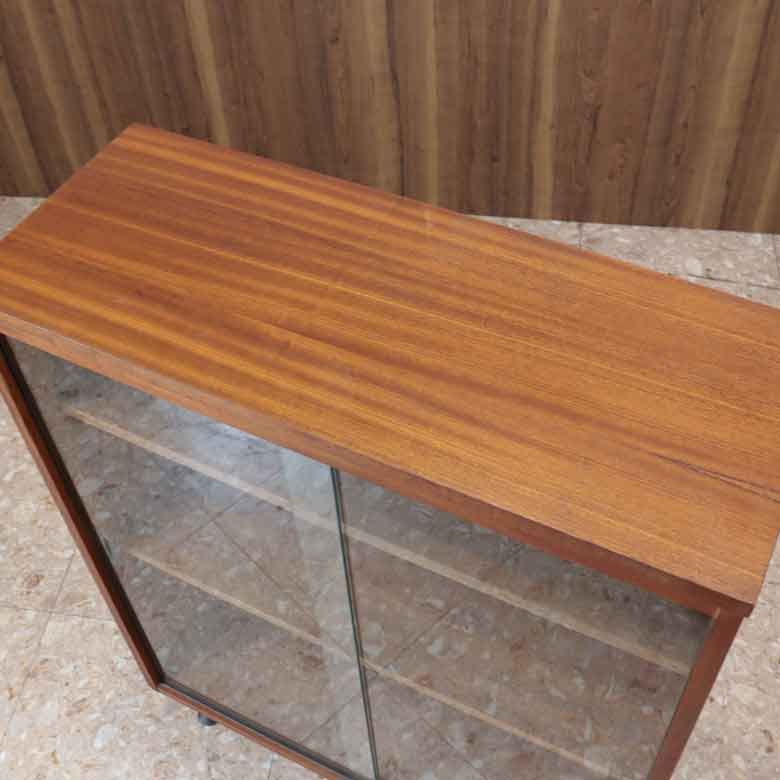 限定入荷中。 ガラスキャビネット ヴィンテージ イギリス ブックケース メタルレッグ ミッドセンチュリー 北欧 見分けやすい