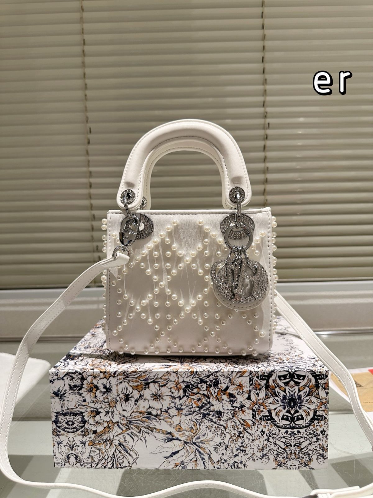 Christian Dior ホワイト ハンドバッグ Christian Dior ホワイト キルティング ハンドバッグ - メルカリ