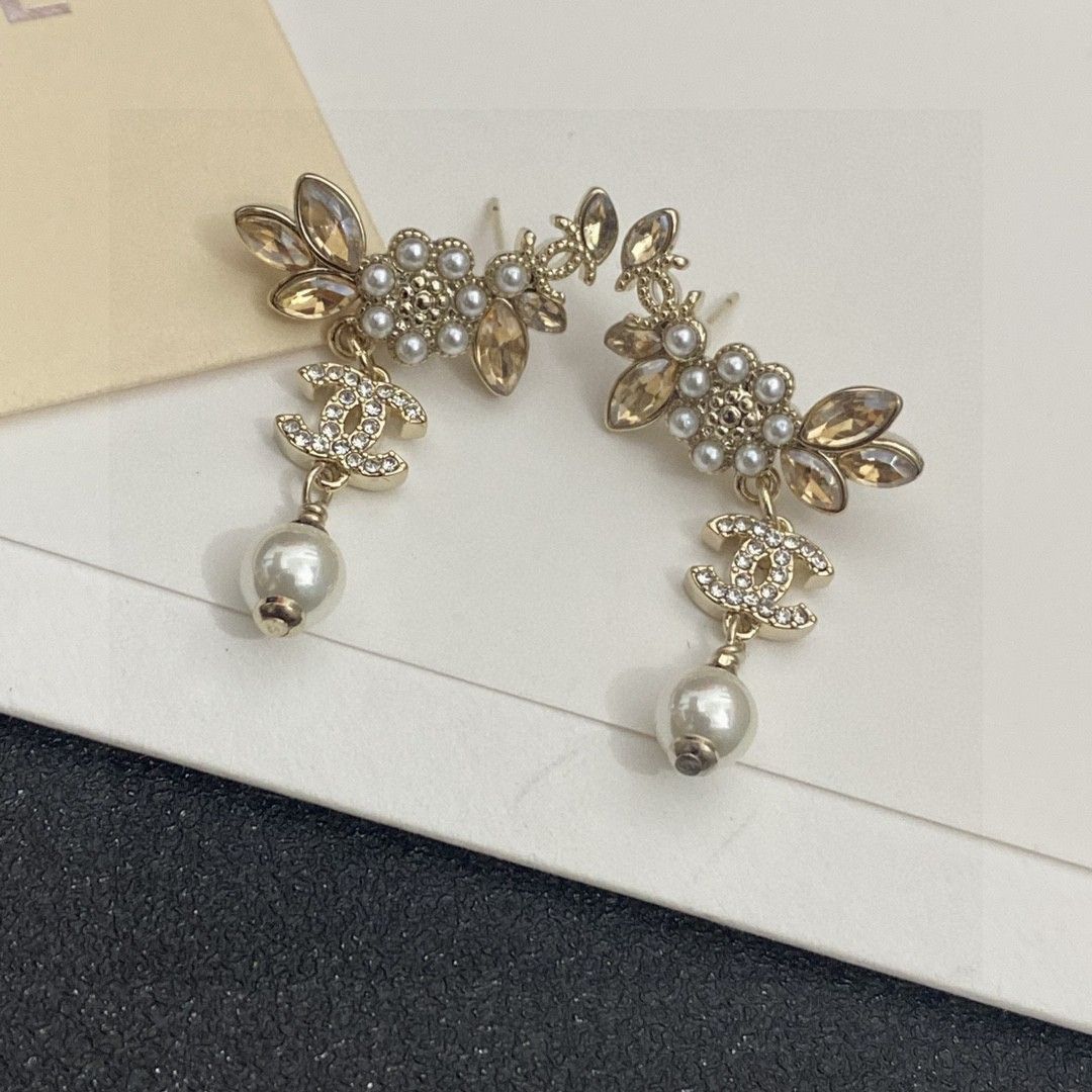 レアCHANEL 花モチーフ　ピアス CHANEL 花モチーフ ピアス(両耳用) - メルカリ