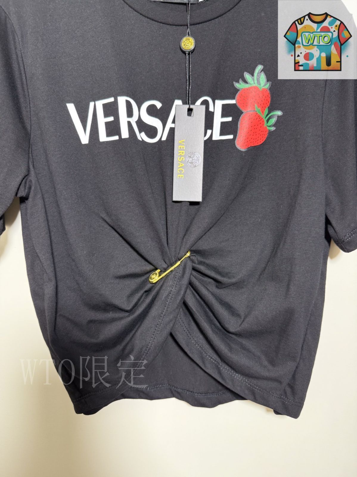 ★VERSACE★ロゴプリントと安全ピン付クロップTシャツ★送関込 2189 VERSACE T-Shirt Jersey Fabric with Versace Safety Pin