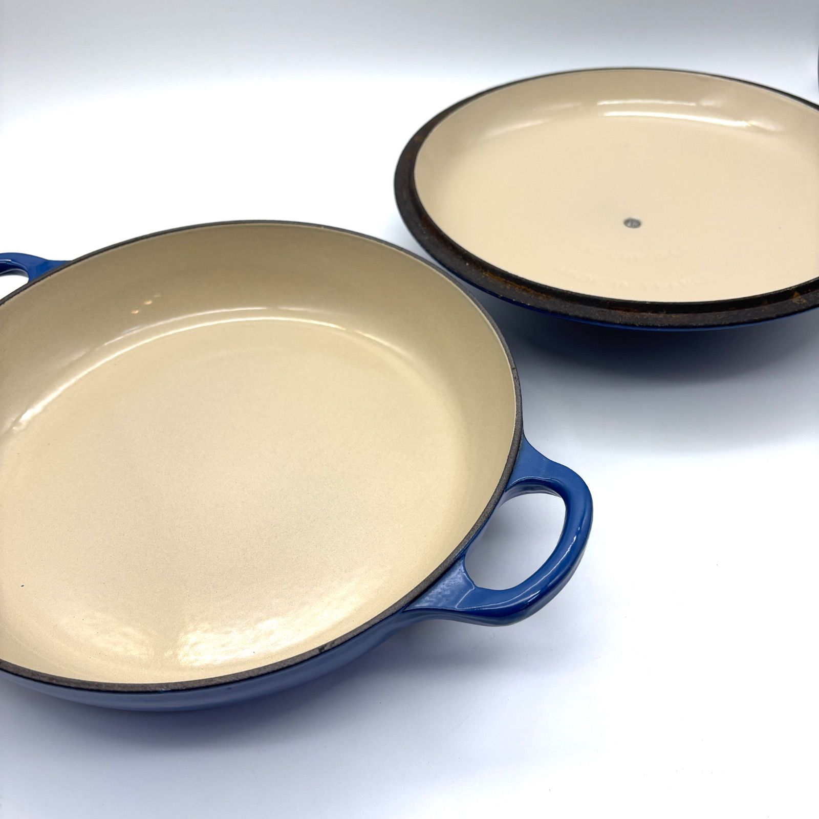 ル・クルーゼ　両手平鍋２６cm LE CREUSET ル・クルーゼ 両手平鍋 蓋つき26cm ネイビー - メルカリ