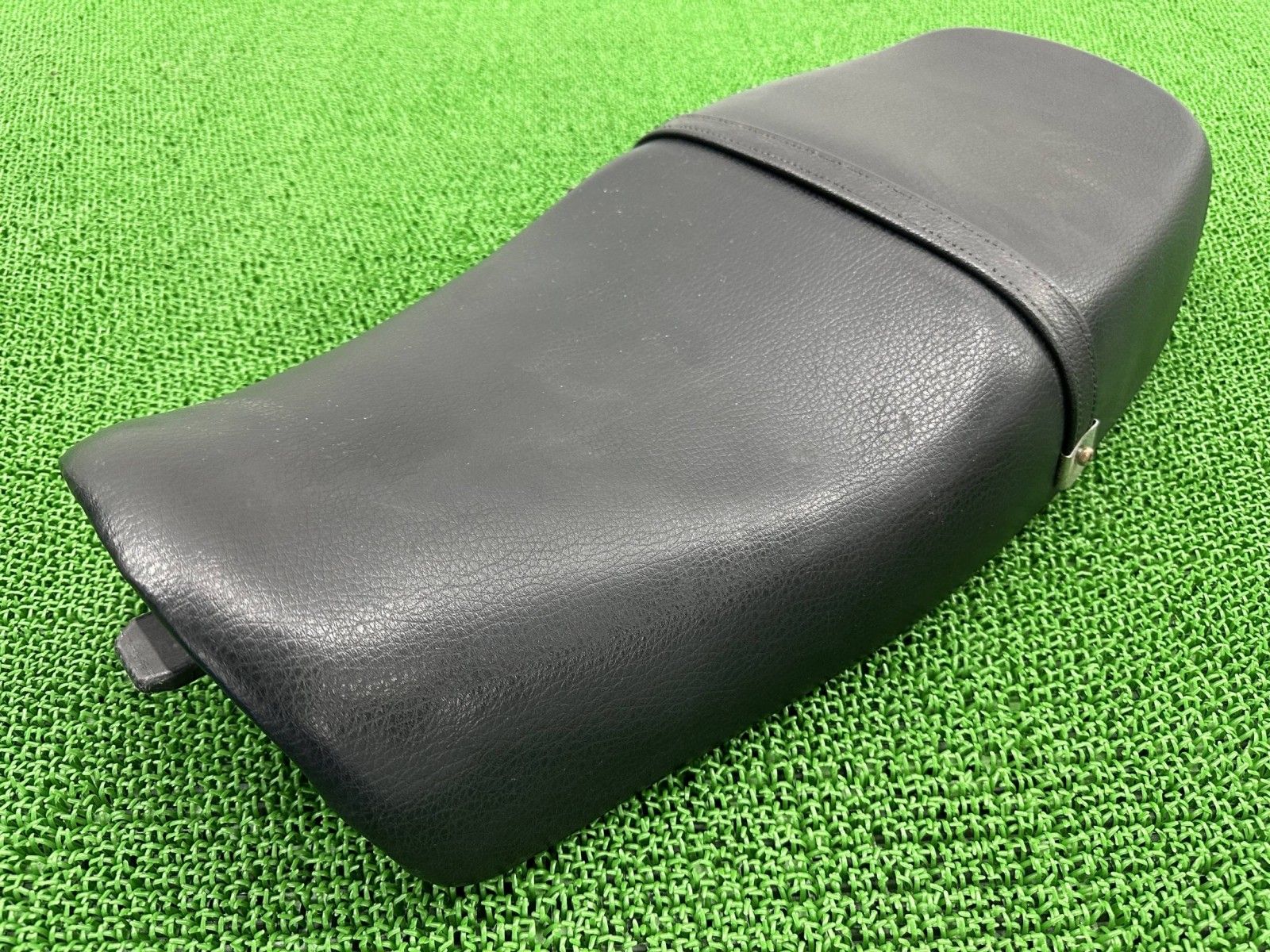 ゼファー750 シート カワサキ 純正 ZR750C シートバンド 修復素材や張替えベースに シートベース良好 人気のノーマル 品薄 cL