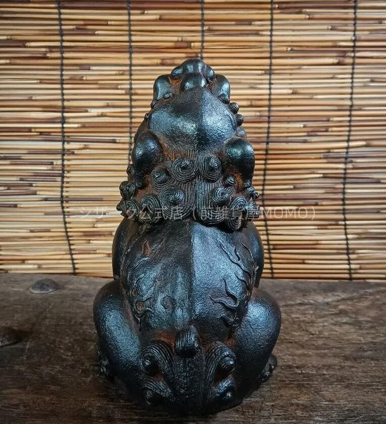 鋳鉄は天を眺めてほえていて