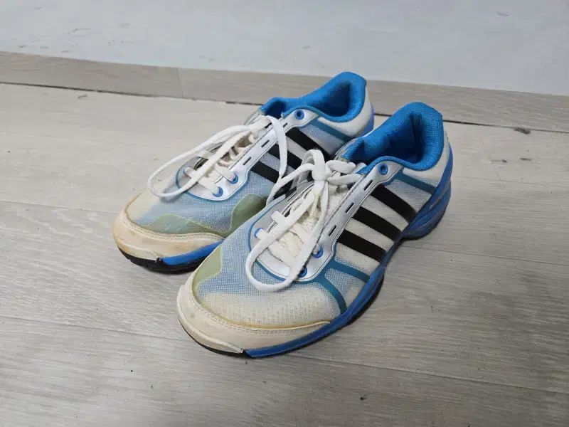 アディダス/女性用/バドミントンシューズ/正規品/美品